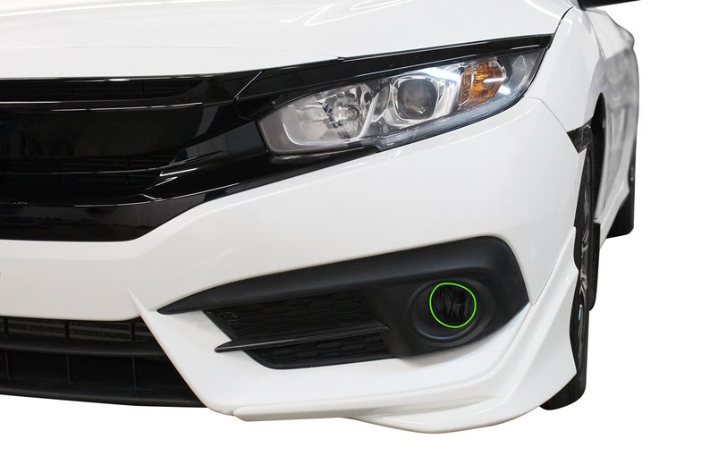 K&ouml;nnte beinhalten: Wei&szlig;es Auto mit schwarzer Frontsto&szlig;stange und K&uuml;hlergrill. Das Auto hat einen schwarzen Frontspoiler und ein schwarzes Nebelscheinwerfer auf der Fahrerseite.