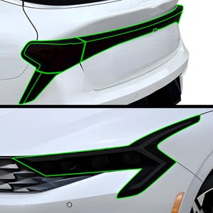 Pode incluir: Um close-up das luzes traseiras de um carro branco. As luzes traseiras são pretas e têm um design afiado e angular. As luzes traseiras estão parcialmente cobertas com um tom preto.