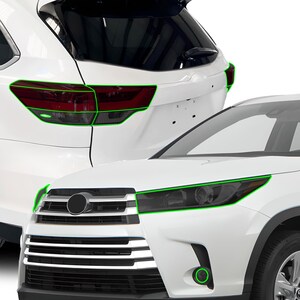 Może przedstawiać: Dwa białe SUV-y z przyciemnionymi reflektorami i lampami tylnymi. Przedni SUV ma czarną kratkę z chromowanym emblematem Toyoty. Tylny SUV ma czarny zderzak z chromowanym uchwytem na tablicę rejestracyjną.
