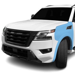 Peut inclure: Un SUV blanc avec une calandre et des phares noirs. L'aile avant côté passager est mise en évidence en bleu.