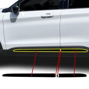 Op de afbeelding: Een witte SUV met zwarte bekleding langs de onderrand van de deuren. De afbeelding benadrukt de zijskirt, een zwart onderdeel met een gele omtrek, ontworpen om de onderkant van de carrosserie van het voertuig te beschermen.