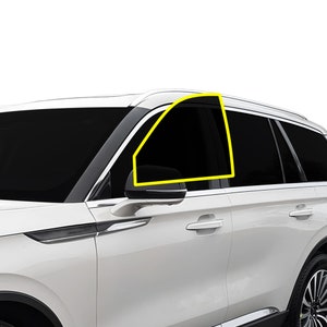 Może przedstawiać: Biały SUV z przyciemnianymi szybami. Szyba po stronie kierowcy jest częściowo otwarta, odsłaniając wnętrze pojazdu.