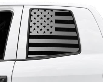 Pasuje do Toyoty Tundra (podwójna kabina) 2007-2021 Naklejki na tylną szybę z wyciętą flagą amerykańską, z postarzanym niebieskim, czerwonym i różowym wzorem