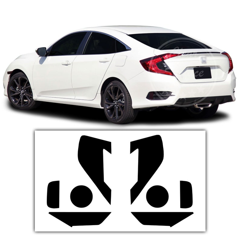 K&ouml;nnte beinhalten: Ein Paar schwarze Vinyl-Fensterfolien f&uuml;r die hinteren Seitenfenster einer wei&szlig;en Honda Civic Limousine. Die Folien sind so konzipiert, dass sie dem Auto einen sportlicheren und eleganteren Look verleihen.