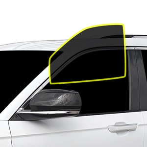 Könnte beinhalten: Ein weißes Auto mit getönten Fenstern. Das Fenster auf der Fahrerseite ist teilweise heruntergefahren. Das Auto hat einen schwarzen Seitenspiegel.