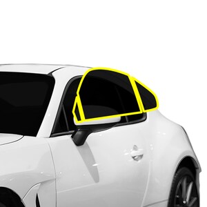 Op de afbeelding: Een witte auto met getinte ramen. De auto heeft een gele omtrek rond de ramen.