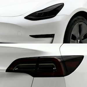 Könnte beinhalten: Nahaufnahme eines weißen Autos mit schwarz getönten Scheinwerfern und Rückleuchten. Das Auto hat ein schlankes, modernes Design mit einem schwarzen Rad und einem Michelin-Reifen.