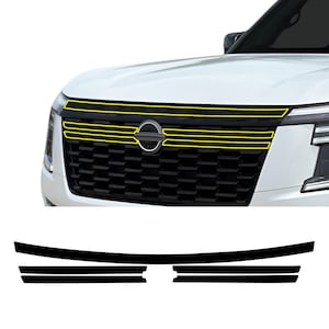 以下が含まれることがあります： 白の車のフロントグリルで、黒と黄色のアクセントが付いています。グリルは、水平な黄色のストライプが付いた黒いメッシュデザインです。グリルの下には黒い粘着ストリップがあります。