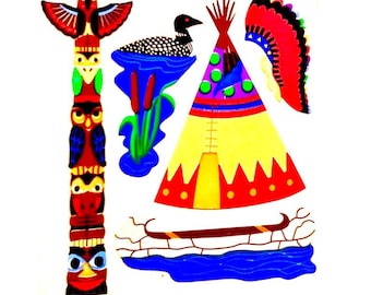 Op de afbeelding: Kleurrijke illustratie met een totempaal, een ijsvogel op een meer, een tipi, een gevederde hoofdtooi en een kano. De totempaal is rood, groen en geel. De tipi is geel met rode rand. De kano is bruin.