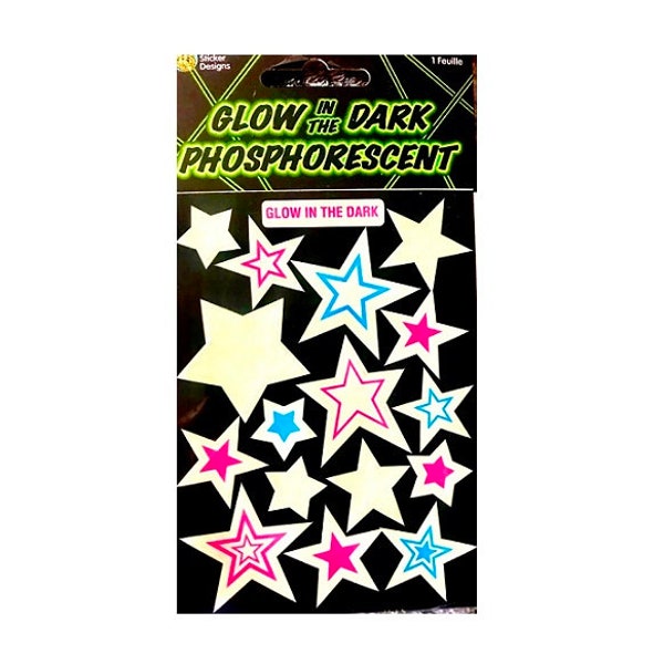 Può includere: Un foglio di adesivi a forma di stella che si illuminano al buio. Gli adesivi sono di varie dimensioni e hanno una base bianca con contorni rosa e blu. La confezione riporta le scritte "Glow in the Dark Phosphorescent" e "Glow in the Dark".