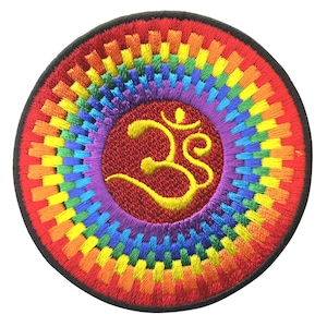 Op de afbeelding: Een ronde geborduurde patch met een regenboogmandala-ontwerp en een geel Om-symbool in het midden.