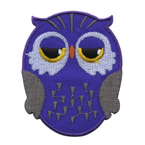 Op de afbeelding: Paarse geborduurde uil patch met gele ogen en grijze veren.