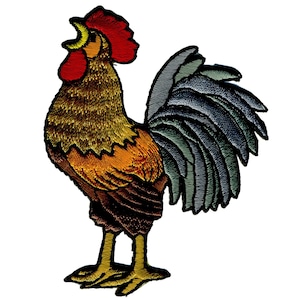 Puede incluir: Parche bordado de un gallo. El gallo presenta una cresta y barbilla rojas, un pico amarillo y un cuerpo con tonos marrones, naranjas y amarillos. Las plumas de la cola son una mezcla de gris y verde, con costuras detalladas.