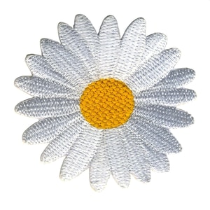 Op de afbeelding: Geborduurde madeliefjespatch met witte bloemblaadjes en een gele kern. De patch heeft een gedetailleerd, getextureerd uiterlijk, perfect om toe te voegen aan kleding of accessoires. Het ontwerp is een klassiek bloemmotief.