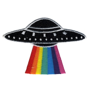 Könnte beinhalten: Ein gestickter Patch eines UFOs mit einem Regenbogenlichtstrahl, der aus dem Boden kommt, in Schwarzweiß.