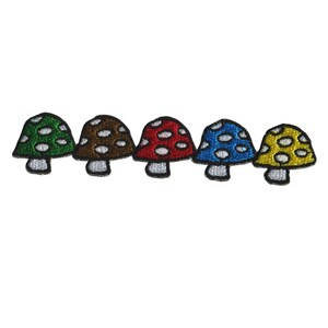 Può includere: Cinque toppe ricamate da stirare di funghi di diversi colori con pois bianchi.