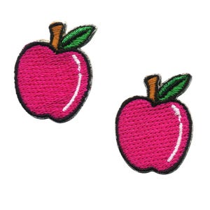 Puede incluir: Dos parches bordados de color rosa en forma de manzanas con hojas verdes y tallos marrones.