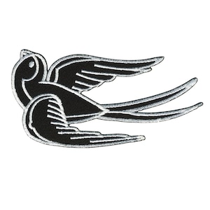 Könnte beinhalten: Schwarzer gestickter Schwalben-Patch mit weißem Umriss.