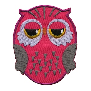 Pode incluir: Patch de coruja bordado em rosa e cinza com olhos pretos e pupilas amarelas.
