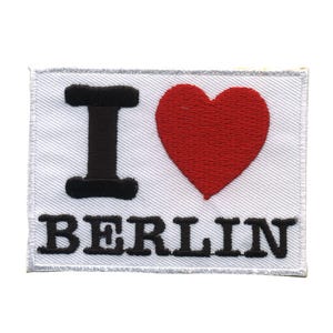 Könnte beinhalten: Weißer gestickter Aufnäher mit dem Text "Ich liebe Berlin" in schwarzen Buchstaben und einem roten Herzen.