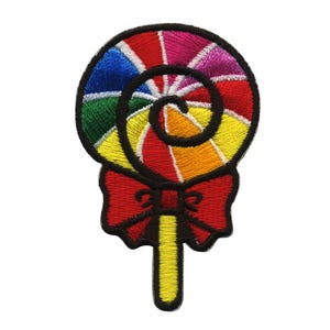Puede incluir: Una piruleta de espiral arcoíris colorida con un lazo rojo en un palo amarillo.