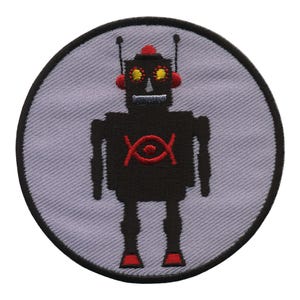 Può includere: Un toppa ricamata di un robot nero e rosso con un solo occhio rosso su uno sfondo grigio.
