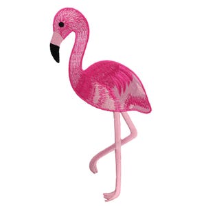 Könnte beinhalten: Rosa gestickter Flamingopatch mit schwarzem Auge und Schnabel. Der Flamingo steht auf einem Bein, das andere Bein ist gebeugt.