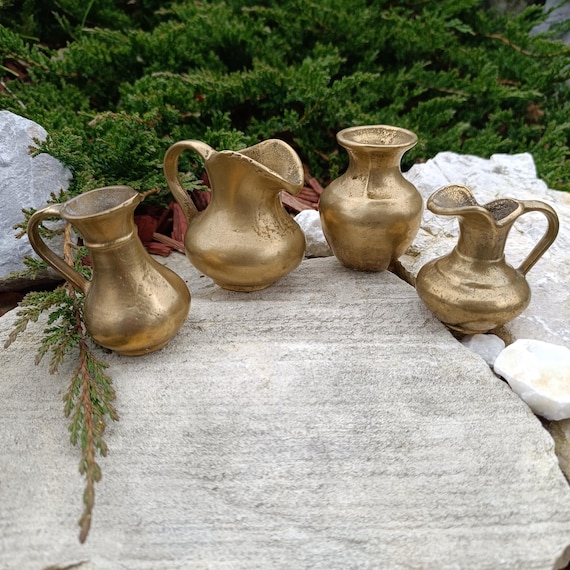 Vintage Sammlung von Krügen und Vase aus massivem Messing handgefertigtes massives italienisches Sammlerstück Messingkrug altes Erbe