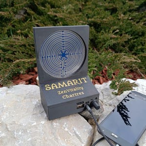 SAMARIT ZenVitality Labyrinth Chartres FrequenzGenerator Gerät Sender verschiedener Frequenzen Standalone PEMF Gerät mit Sockel USB
