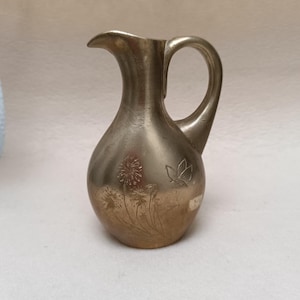 ヴィンテージ ソリッド 真鍮 ピッチャー 彫刻入り 花柄 花瓶 ハンドメイド クルーグ メッシング 大型 真鍮 ピッチャー 収集価値のある 真鍮 水差し 古代遺産