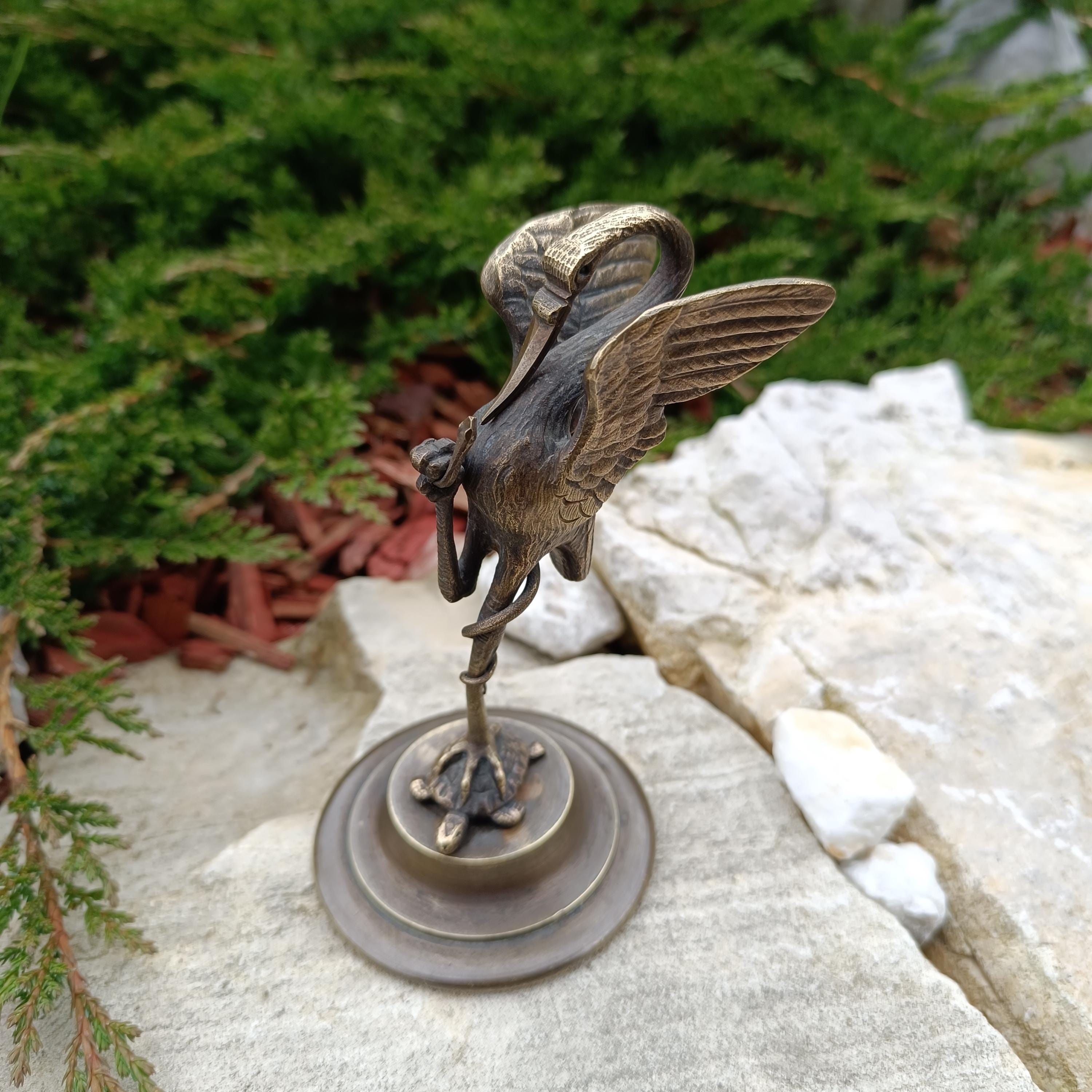ヴィンテージブロンズ彫刻の水鳥 - 鶴が亀の背中で蛇を捕まえる 15 cm