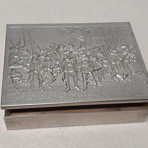 Scatola vintage in metallo/legno realizzata a mano con la Ronda notturna di Rembrandt in rilievo sul coperchio in metallo Scatola per sigarette da collezione Antica tradizione