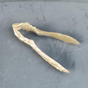 Vintage nötknäppare i massiv mässing 14 cm 5,7 tum från 1950-talets blomsterdekorationer, Vintage samlarobjekt Antikt arv
