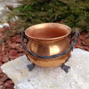 Colección vintage Caldero antiguo de cobre martillado con patas y asas Olla para cocinar/maceta/altar ritual de dinero Antiguo