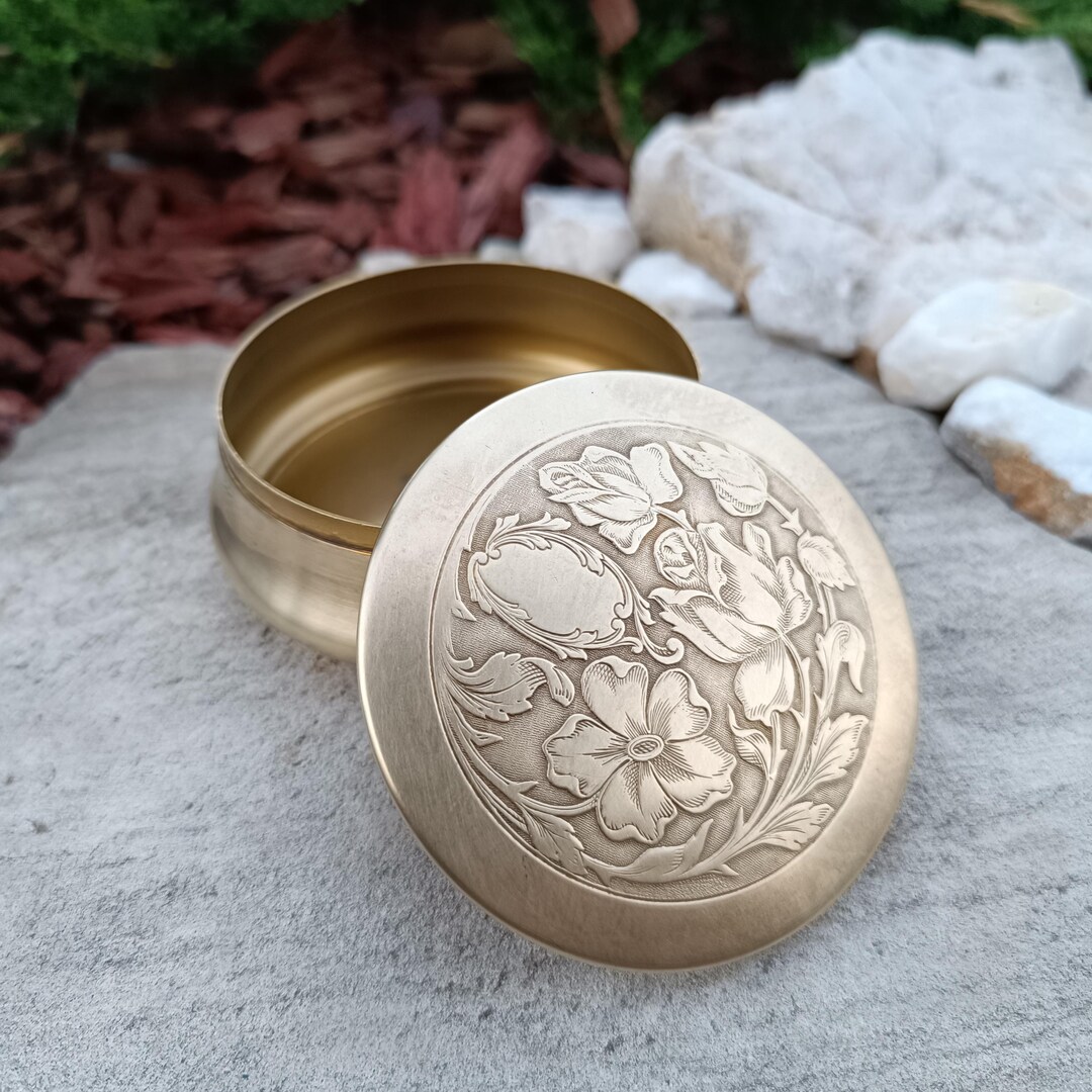 ヴィンテージ真鍮蓋付き小物入れ 10 x 10 x 3.5 cm ジュエリーメタル