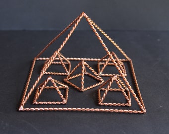 Cubito a linea retta 333 MHz Rame Piramide di meditazione Stile tensore Piramide energetica Stile Giza Strumento per praticanti EMF (333 MHz)