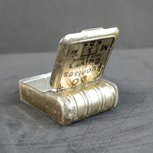 Custodia vintage Vesta, portasigarette con custodia per fiammiferi, 4,5*3,5*1,2 cm, porta fiammiferi in metallo inciso, scatola di latta placcata argento