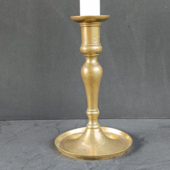 19世紀のヴィンテージ真鍮製キャンドルホルダー。高さ6インチ、15cm