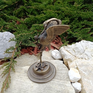 Escultura antigua de bronce de una grulla, ave zancuda, atrapando una serpiente sobre el caparazón de una tortuga. 15 cm (6 pulgadas).