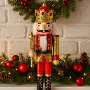 Röd & Guld Nötknäpparkungfigur | 40 cm Juldekoration på spiselkransen