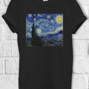 Puede incluir: Camiseta negra con una impresión de la pintura "La noche estrellada" de Vincent van Gogh.