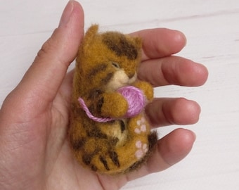 Needle felt kitty, wool sleeping cat