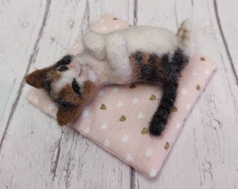 Needle felted sleeping cat, wool dollhouse cat