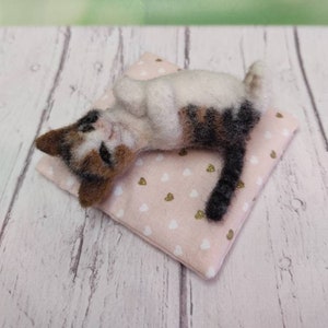 Gato durmiente de fieltro de aguja, Gato de casa de muñecas de lana