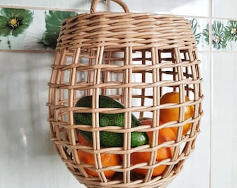 Cesto da cucina in vimini da appendere: per conservare cipolle, frutta e verdura.