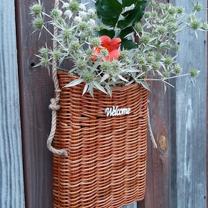 Cesto di vimini da appendere alla parete per fiori - Composizione floreale Cottage Chic. Decorazione per la porta d'ingresso. Portavasi. Cesto per la porta d'ingresso.