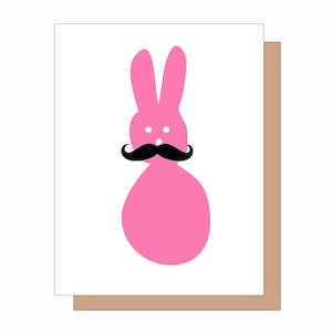 Könnte beinhalten: Eine rosa Hasenillustration mit einem schwarzen Schnurrbart und zwei weißen Punkten für die Augen. Der Hase befindet sich auf einer weißen Karte mit braunem Kartenrücken.