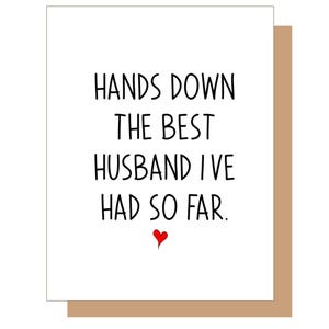Może przedstawiać: Biała kartka z czarnym tekstem, który brzmi "Hands down the best husband I've had so far." Pod tekstem znajduje się małe czerwone serce.