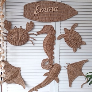 Conjunto mundo subaquático, decoração pendurada em vime de tartaruga, decoração de arraia, decoração de parede de prancha de surfe, decoração de parede náutica de vime, decoração de casa de praia