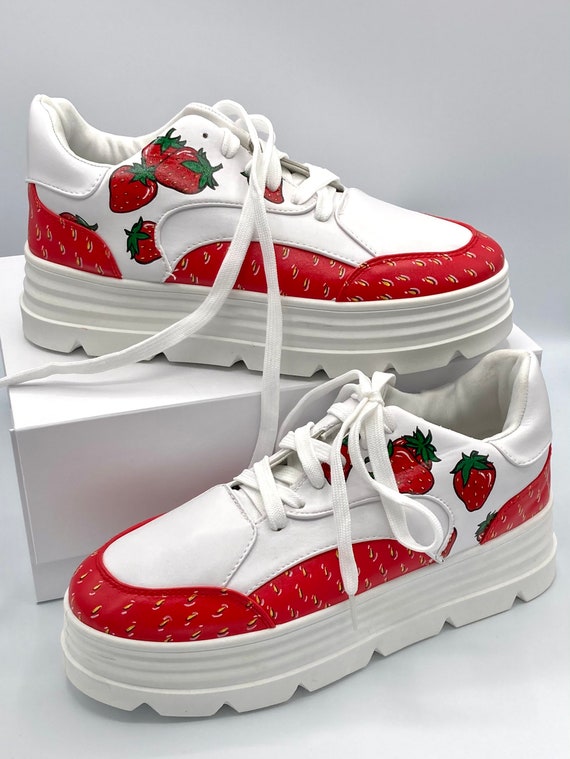 Chaussures Chaussures femme Baskets et chaussures de sport Baskets et tennis compensées Fraises sournoises baskets de fraise de plate-forme trainers fruits rouges d’été 